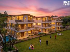 StayVista at Mount Brook with Mountain views, AC, Lawn, hotel in Igatpuri