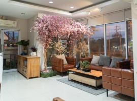 Nonsi Hotel Phitsanulok, ξενοδοχείο σε Ban Wat Tha Maprang