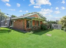 Kiama Beach Retreat - Big Yard & Movie Lounge