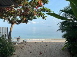 Oceanfront Villa at Bang po Beach-Koh Rooms, hotel in Ban Bang Po