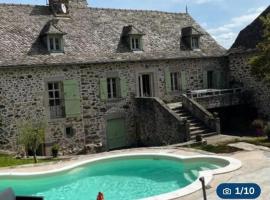 Villa spacieuse avec piscine à Bas-Ségala, hôtel à La Bastide-lʼÉvêque