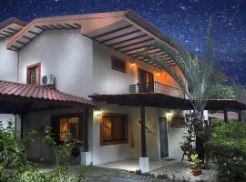 Sunset Villa, comfortable house steps from the beach