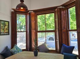 Under the Maple: Rawsonville şehrinde bir otel