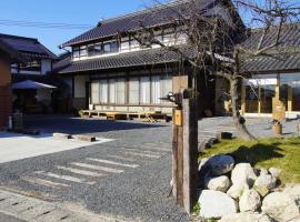 旅籠屋cafeKATARI, готель, де можна проживати з хатніми тваринами у місті Карацу