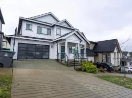 Bright & Modern Surrey Basement Suite with Queen Beds & Parking