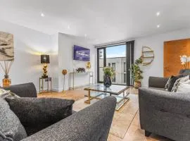 Pass the Keys Super King Penthouse Minutes from Arndale Centre