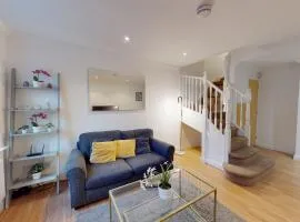Stunning Central London 4-Bed Home Steps from Gym, Iconic Pool and Spa