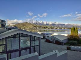 Central 2 bed Apt - views pool walk to town, khách sạn ở Queenstown
