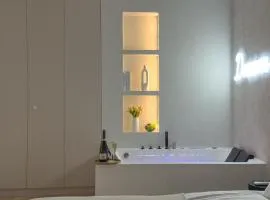 URBAN APARTMENTS GLOBAL, Jacuzzi, 8th floor No 03, Free Garage, Self Check-in, No deposit