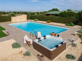 Villa Sambucia - Private Sicilian Charm Villa - Outdoor Whirlpool & Solarium, Hotel in Syrakus