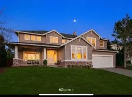 Bright Room Workspace Quiet Sammamish Home with share living room