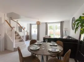 Runcorn Spacious Modern 3 bedroom House, 4 beds, On site Parking, Long stay deals