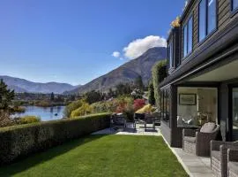 Perfect on the Peninsula with Lake View and Hot Tub