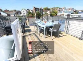 Modern 3-Bedroom Cowes Stay with Balcony & Panoramic Solent Views Close to Shops, Cafés, Sailing Clubs & Beach