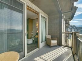 Mountain Views and Pool Access Cle Elum Condo!, hotel in Cle Elum