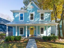 Backstage Bungalow - Free Off Street Parking, Close to Concerts and Sporting Events, Dog Friendly, hotel in Atlanta