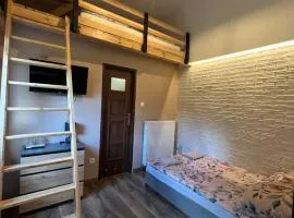 Pokój z antresolą i łazienką