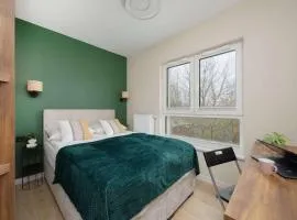 Green Apartment in Warsaw with Parking, Bathtub and Desk for Remote Work by Noclegi Renters