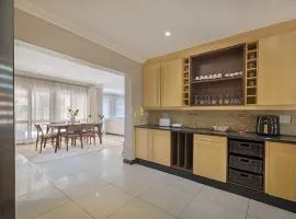 Modern Family Haven with Garden Sleeps 8