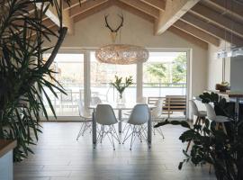 Lichtdurchflutete Wohnung mit großer Dachterrasse, ξενοδοχείο σε Bruckmühl