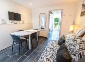 Duplex bord de mer tout confort avec terrasse et parking, plage à pied par Groom