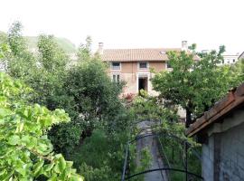 Beautiful apartment in Provençal residence with garden and WiFi, hotel in Digne-Les-Bains