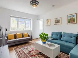 Luxury 4 bed City House - 1 min from river - Parking - Sleeps 10