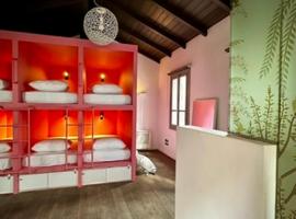 Pink Mango Hostel, אכסניה באתונה