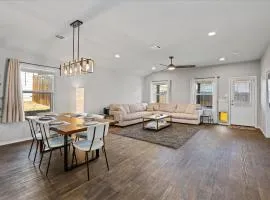 Modern, Spacious Home 4BR Near Airport & Tesla