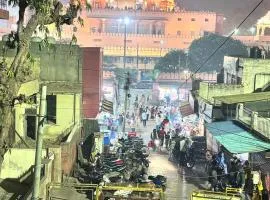 Divine Stay- Facing Krishna Janambhoomi Temple- Family Curated HomeStay - Hotel Like Amenities