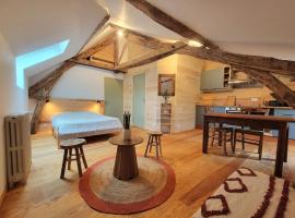 Studio de charme dans grange rénovée, hotel di Lempzours