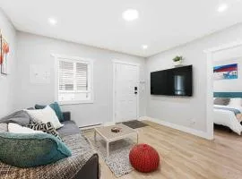 Lovely Coach House in Langley with Queen Beds Pkg