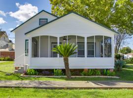 Cajun Country Getaway! Historic Lutcher Bungalow, bungalow i Lutcher