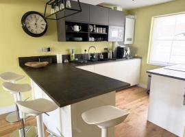 Riverside Retreat near Historic Westgate Towers，位于坎特伯雷的酒店