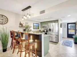 The Gator Escape -Poolside Condo walk to Tiki Bar