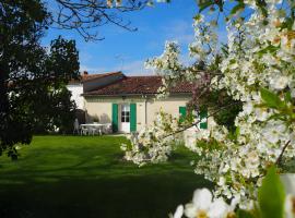 Gite Le Fournil, Hotel in Saint-Hilaire-la-Palud