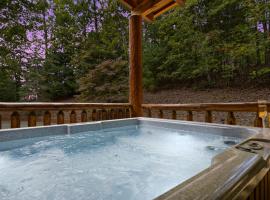 Walk to Blue Ridge Lake, Hot Tub & Fire Pit, 4BR Luxury Mountain Cabin, hotel v destinaci Morganton