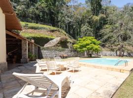 Sitio Rodeado de Verde c Piscina e Churrasqueira, Hotel in Cinco Lagos