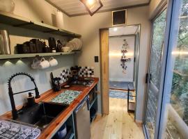 Squirrels Rest Treetop Glamping、クニスナのホテル