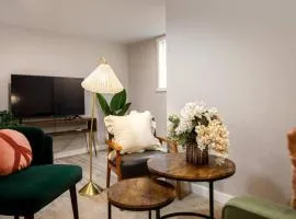 Modern Cozy Bright 2BR Lower Unit w private entry