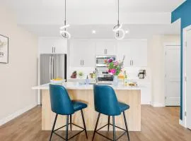 Stylish 2BR Golden Getaway with BBQ and Stunning Views