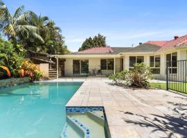 4BR Bayside Retreat w Pool Walk to Waterfront - 3 Carolena, Hotel in Thornlands