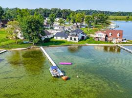 Chapman Lake Retreat with Pier, Fire Pit and Games, hotel em Warsaw