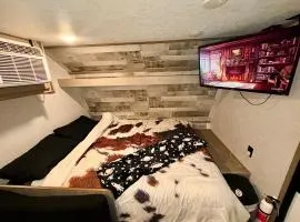 Cozy RV Farm Stay with Hot Tub WiFi and Coffee 5 Min to AHCL Hospital and Redbud Park