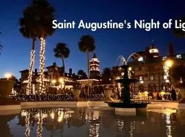 St Augustine "Pink House" Sleep 12, 6 Bd, 3Bth, Steps to Historic St Augustine Center & All Tourist Attractions, Restaurants, Cafes, Backyard, Porch