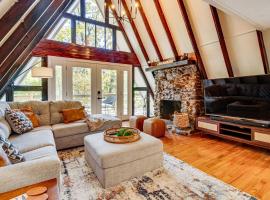 Fairfield Bay Home w/ Pool Access & Boat Slip, hotel a Fairfield Bay