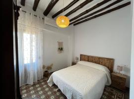 Alojamientos El Carmen - Casa con Piscina Privada y Patio Andaluz, hotel in Ugíjar