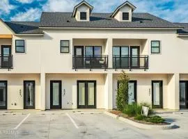 Modern 3BR 2 and a half BA Townhome, Heart of Town