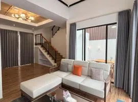 Kyzen Stay Central Family Home w Pool & Loft Net