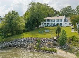 Hot Tub and Private Beach Waterfront Urbanna Escape